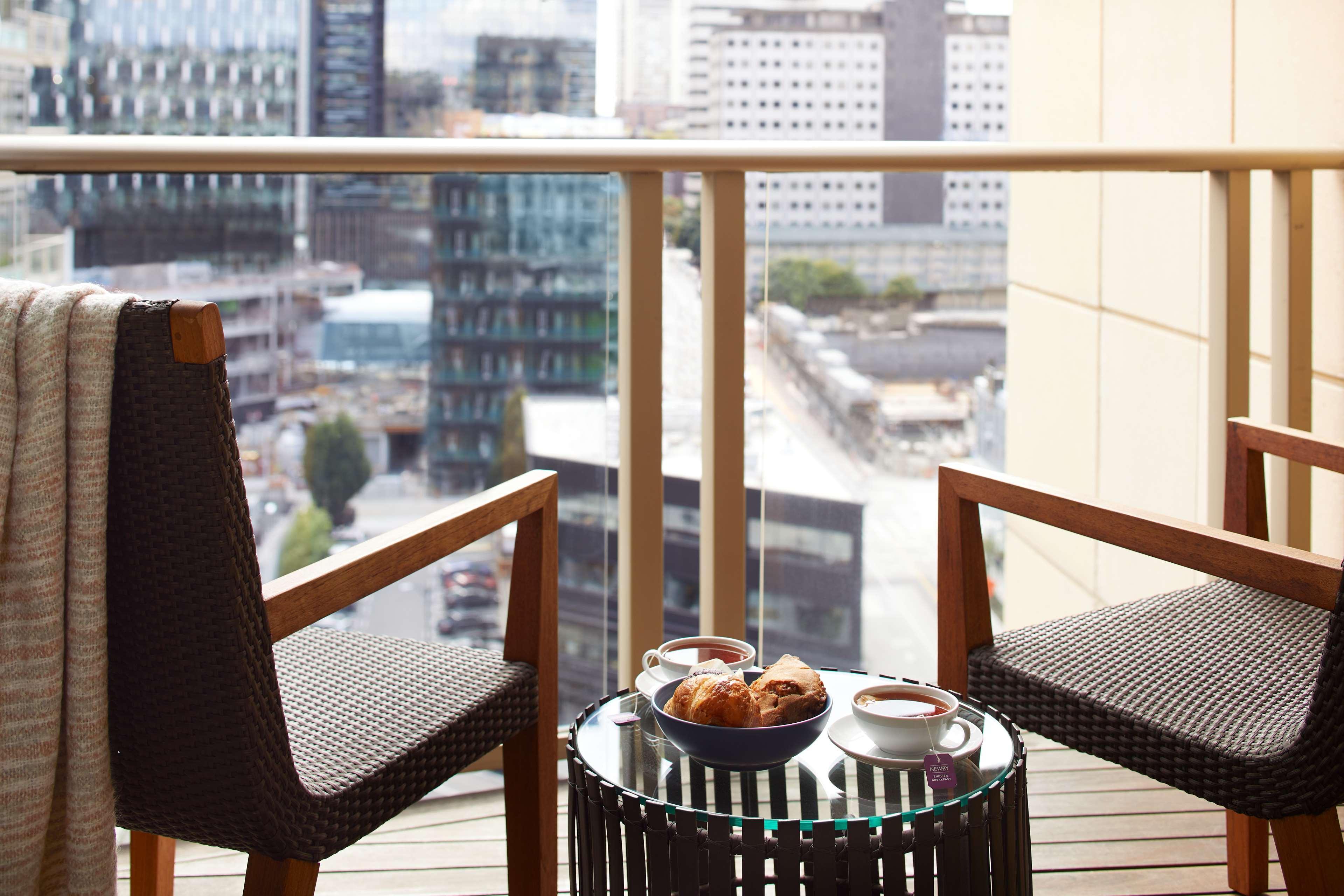 1 Hotel Seattle Extérieur photo A balcony at the hotel