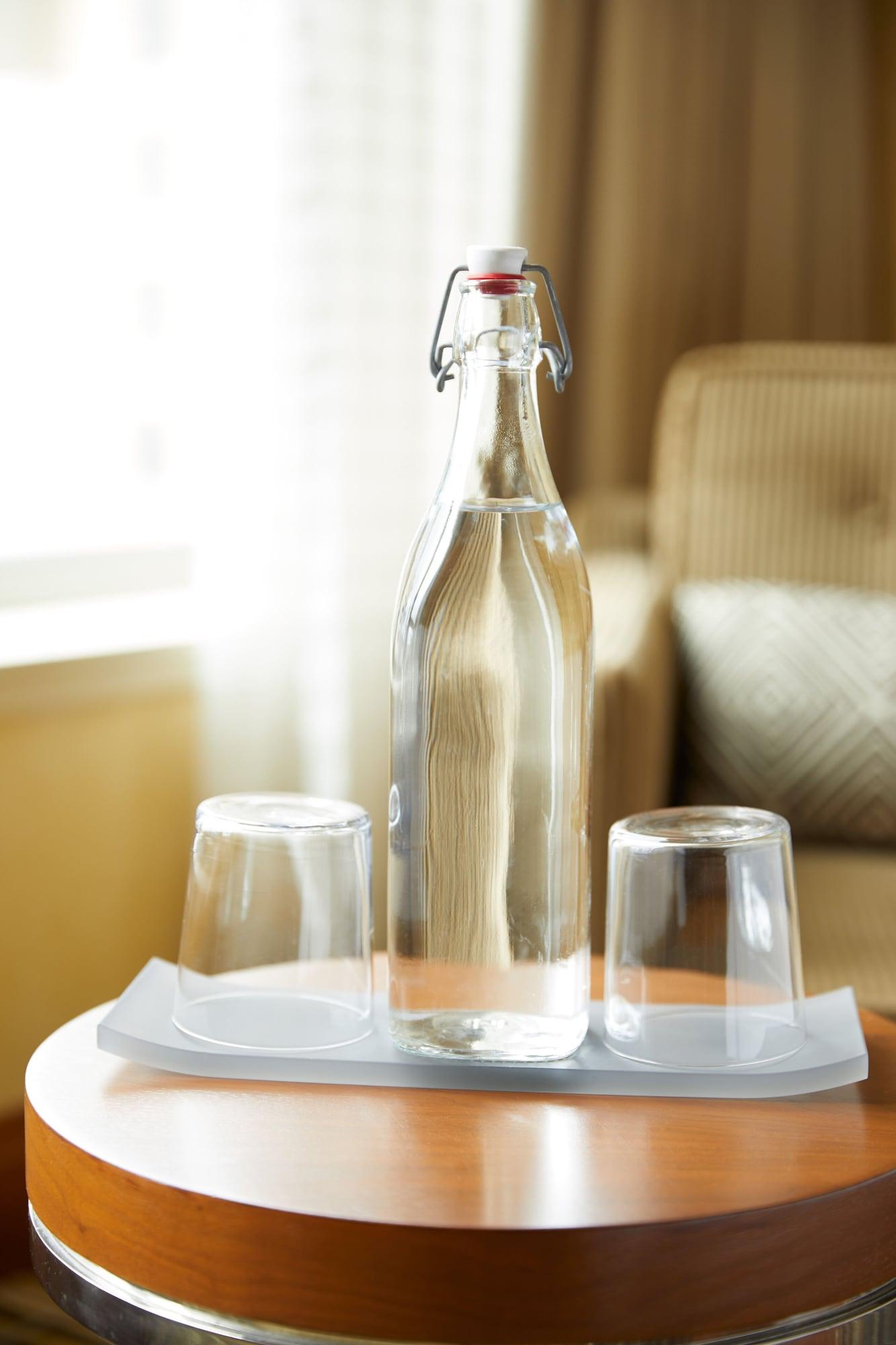 1 Hotel Seattle Extérieur photo A bottle of water