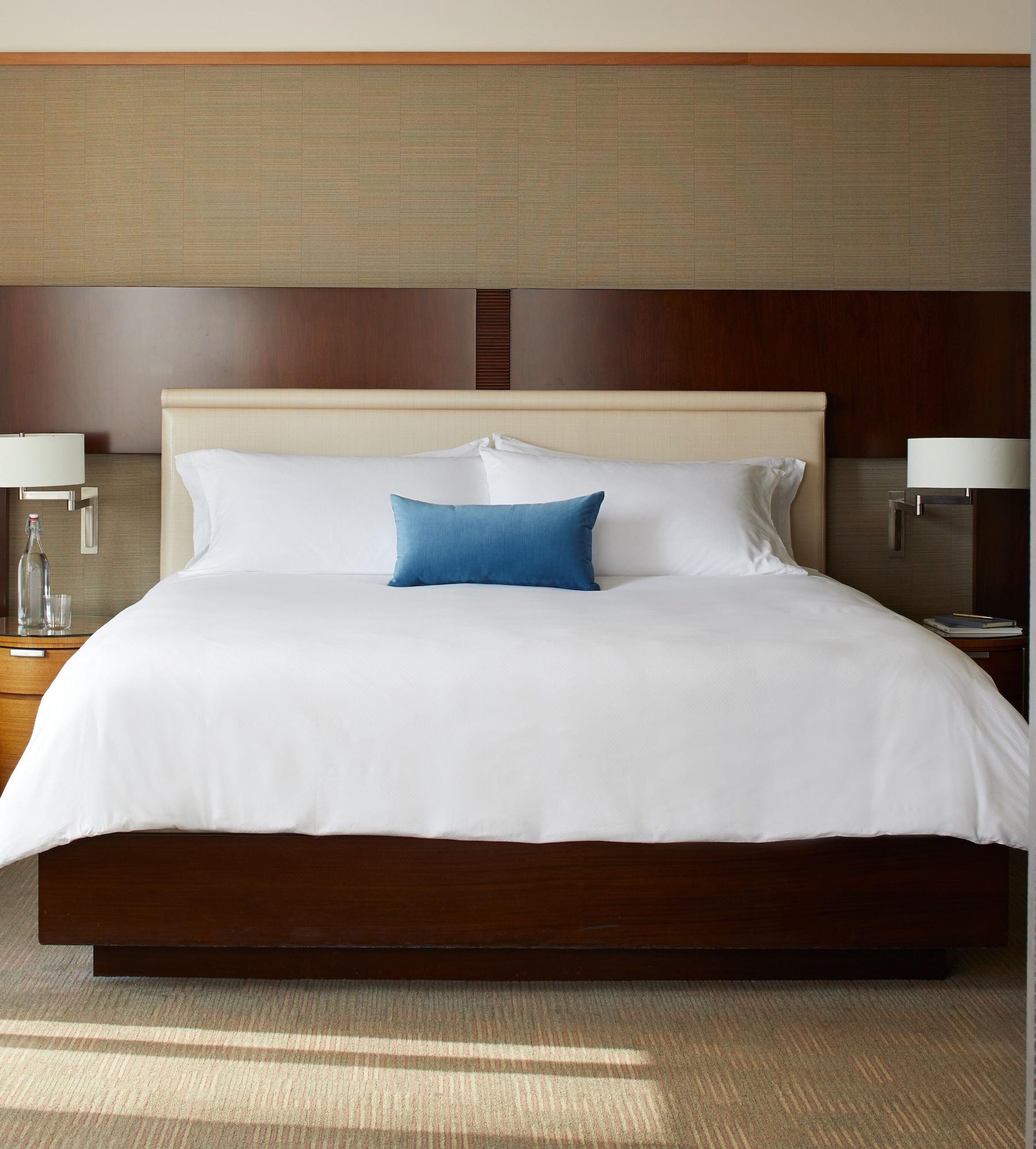 1 Hotel Seattle Extérieur photo A bed with a duvet